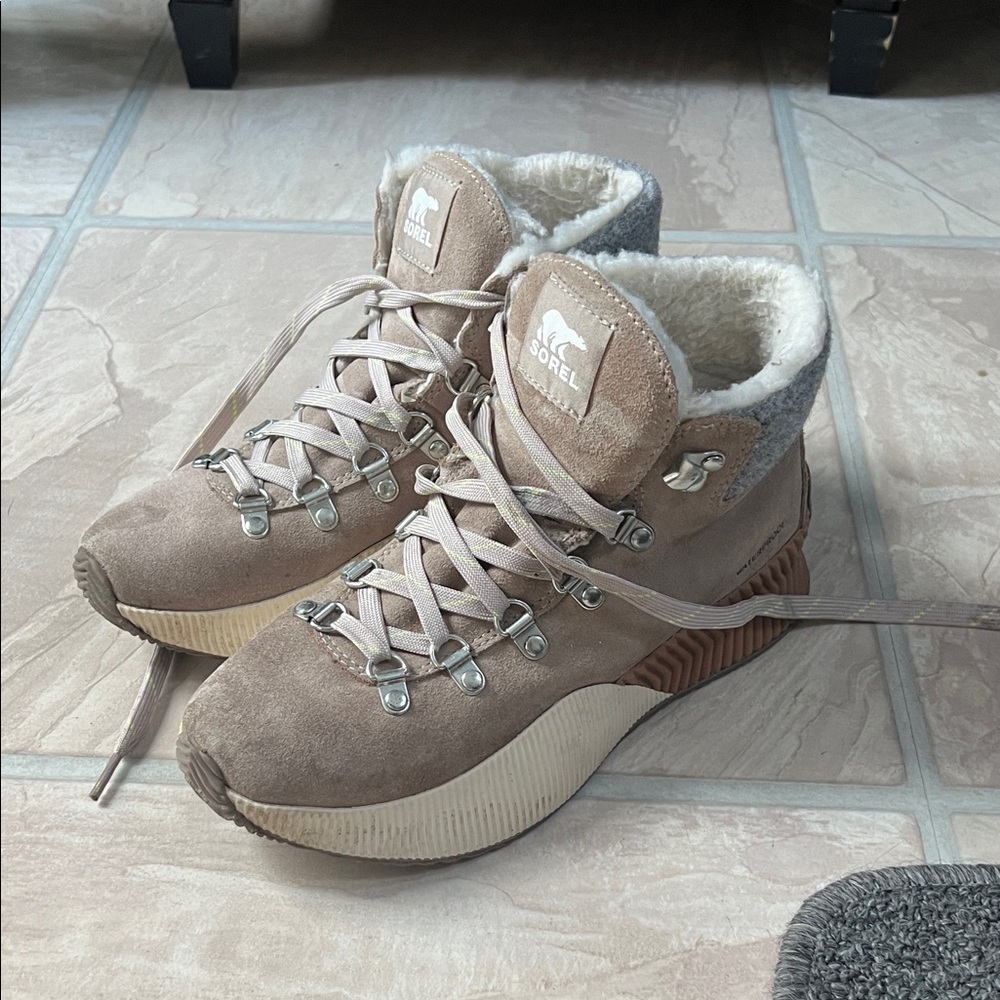 Sorel Women's Tan and Gray Winter Boots